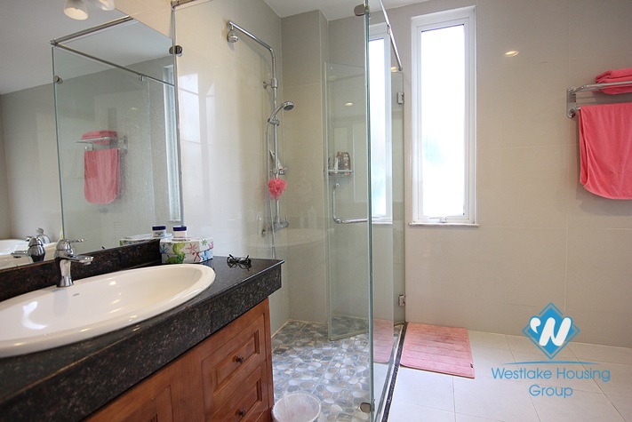 Splendid villa for rent on the lake in Tay Ho, Hanoi 